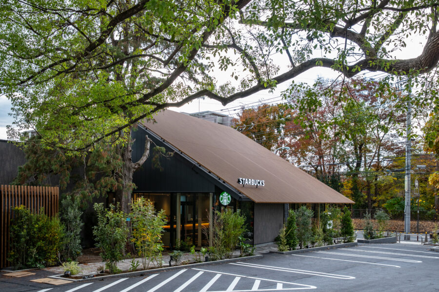 樹齢約300年のクスノキが見守る木造店舗 『スターバックス コーヒー 西 