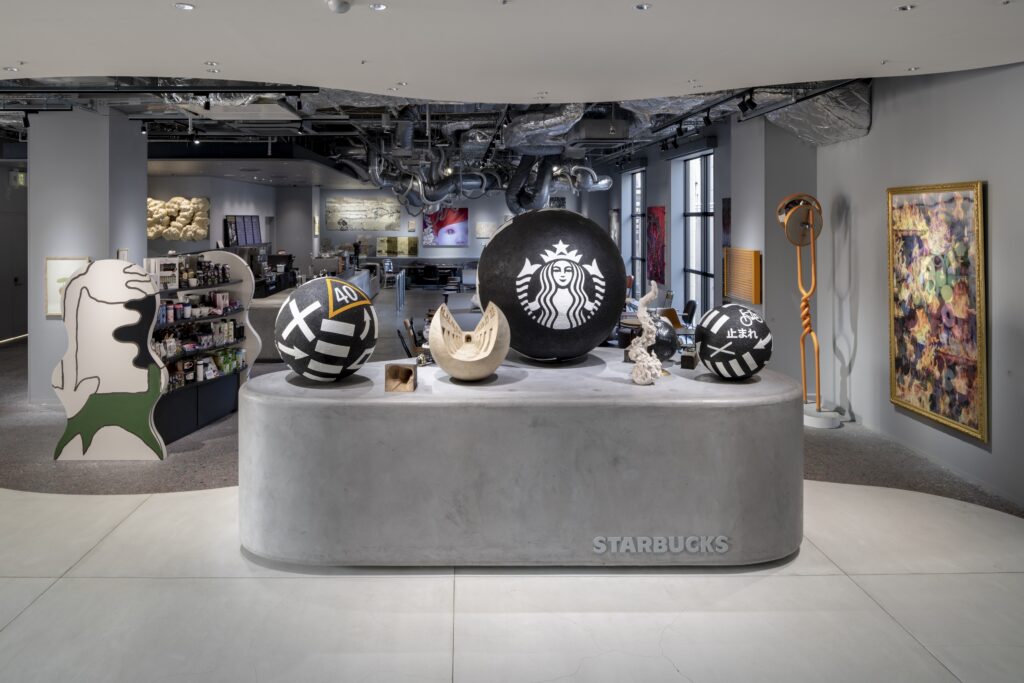 店舗を彩るアートは、お客様に語りかけるストーリーテラー