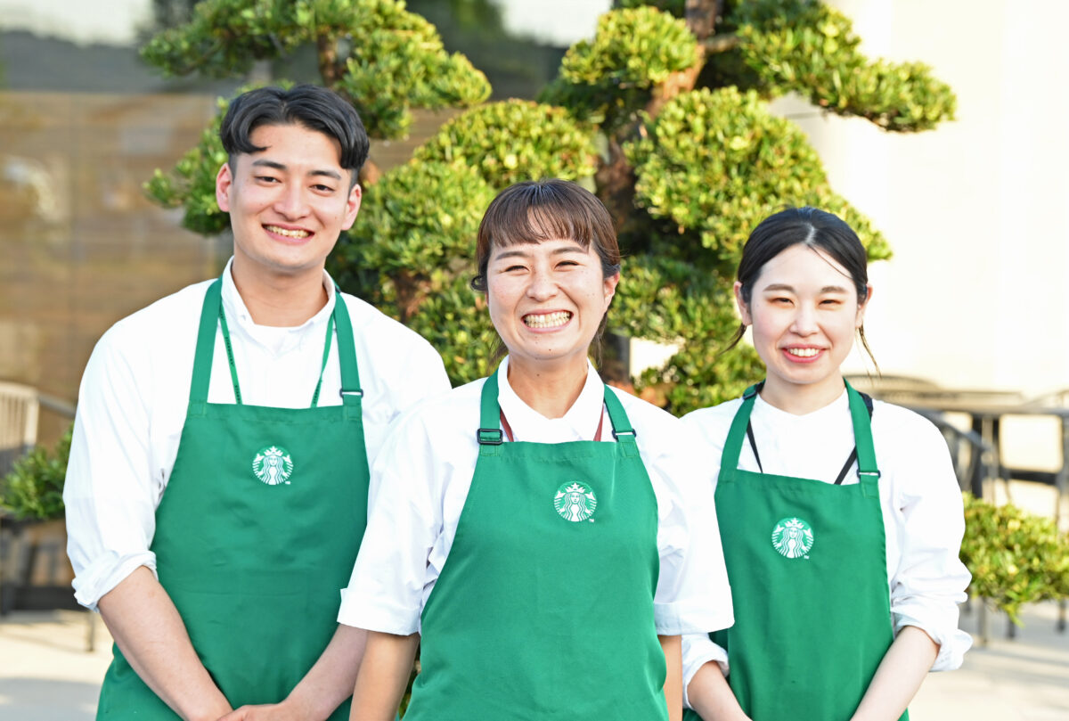 スターバックス 緑色エプロン （目指すのは「Connect to the