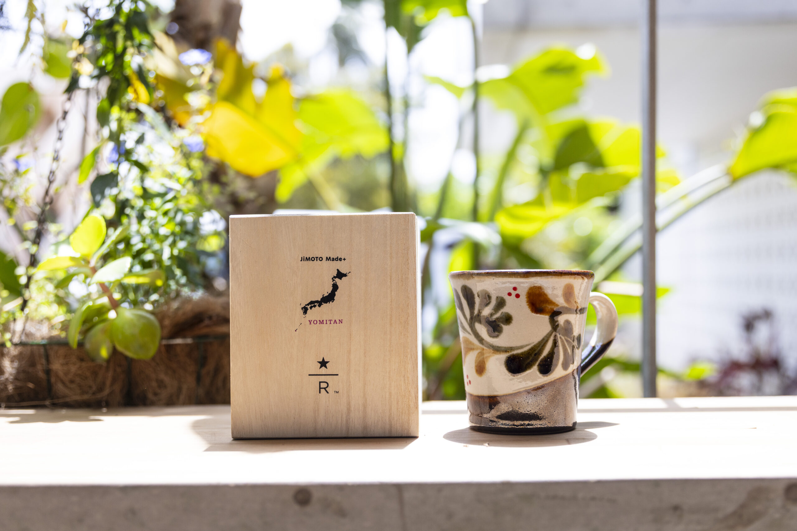 伝統や技術を100年先へ。沖縄のやちむん「壺屋焼」のマグ 